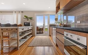 Lakefront Getaway In Rotorua