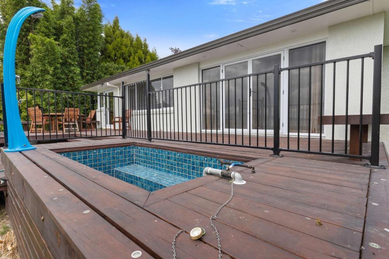 Lakefront Getaway In Rotorua Exterior photo